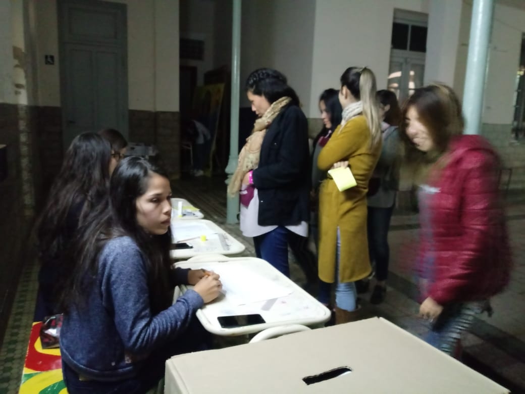 Los Compañeros votando